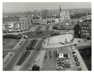 IX-2266-77-10 Overzicht vanaf een flat aan de Maasboulevard van het Oostplein en omgeving, met rechts het Boerengat en ...