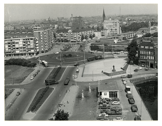 IX-2266-77-10 Overzicht vanaf een flat aan de Maasboulevard van het Oostplein en omgeving, met rechts het Boerengat en ...