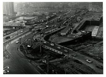 IX-3302-78 Overzicht van het Weena, met een tijdelijke brug over het bouwdok voor de aanleg van de metro voor het ...