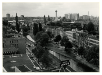 IX-3329-31 Overzicht van de Westersingel en de Eendrachtsweg en omgeving, met op de voorgrond het AMVJ-gebouw. Op de ...