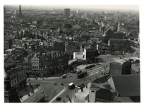 IX-616-01 Overzicht vanaf het stadhuis van een deel van de Coolsingel en omgeving, met op de voorgrond de Kruiskade, de ...