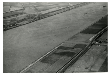 VI-193 Overzicht van de Nieuwe Waterweg (het Scheur), ter hoogte van de Oranjebuitensluis, met rechts de spoorlijn ...