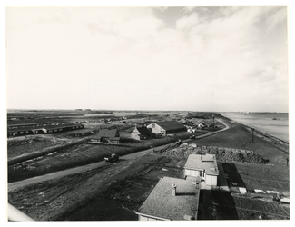 VII-168-00-00-122 Overzicht van het Europoortgebied vanaf de radartoren bij het Spuikanaal door Rozenburg, met rechts ...