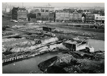 VII-183-23-13 Overzicht vanaf het Havenziekenhuis van het Haringvliet bij het Boerengat, waar fundamenten van de Oude ...