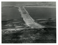 VII-369-01-50 Luchtopname van de Maasvlakte, bij het Brielse Meer en Oostvoorne. De dam sluit het vroegere Brielse Gat ...