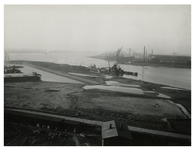 VII-369-04 Overzicht vanaf de gasfabriek aan de Keilehaven van de Vliethaven (links), in het midden werkzaamheden voor ...