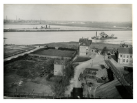 VII-369-05-1 Overzicht vanaf de gasfabriek aan de Keilehaven van werkzaamheden bij de aanleg van de Merwehaven. Op de ...