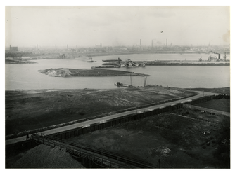 VII-369-05-2 Overzicht vanaf de gasfabriek aan de Keilehaven van werkzaamheden bij de aanleg van de Merwehaven. Op de ...