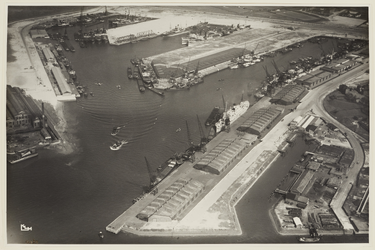 VII-372-00-01-1 Luchtfoto van de Merwehaven, vol met schepen, in Nieuw-Mathenesse. Op de voorgrond links de scheepswerf ...