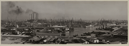 VII-372-15 Overzicht van de Gustoweg in Schiedam bij de Merwehaven. In de haven liggen veel schepen. Uit het westen.