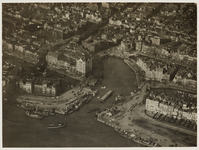 VII-442-00-02 Luchtfoto van de Oudehaven en omgeving, met in het midden de openstaande Koningsbrug, links de Wijnhaven ...