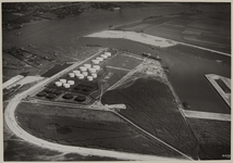 VII-450-00-01 Luchtopname van de 1e Petroleumhaven op de Vondelingenplaat, met links de opslagtanks voor de olie van ...