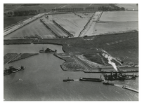 VII-450-05-3 Luchtopname van het graven van de Tweede Petroleumhaven, uit het noorden. Op de voorgrond enkele boten en ...