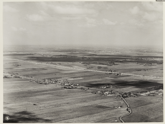 VIII-15-24 Luchtfoto van de Delftse Schie, met rechts op de voorgrond de Kandelaarweg. Verderop in het midden de ...
