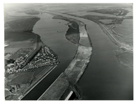 VIII-6-01-11-12 Luchtopname van het Brielse Meer, met links het dorpje Zwartewaal, rechts loopt het Hartelkanaal, en ...