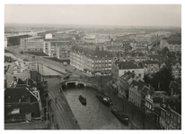 VIII-89-02 Overzicht van de Rotterdamsche Schie, bij de Heulbrug, en de Schiekade, met rechts het begin van de Bergweg. ...