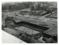 X-11-244-1 Overzicht van het Weena met de bouwput voor de aanleg van de metro, in de richting van de Kruiskade waar ...