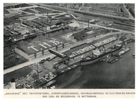 XIV-329-01 Luchtopname van Thomsen's Havenbedrijf met het Keilepand met de transportbrug, verder scheepvaartloodsen, ...