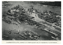 XIV-338-01 Luchtopname van de laadbruginstallatie, de loodsen en de werkplaatsen van Thomsen's Havenbedrijf aan de ...