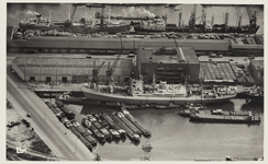 XIV-355-04-04-1 Luchtfoto van de Merwehaven, ter hoogte van het pakhuispand en loodsen van het ...