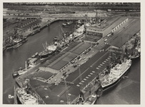 XIV-355-04-04-3 Luchtfoto van de Merwehaven, ter hoogte van het pakhuispand en loodsen van ...