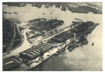 XIV-355-1 Luchtopname van de bedrijfsterreinen van de firma W.H. Müller & Co aan de Merwehaven. In het midden de Nieuwe ...