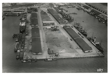 XIV-357-01 Luchtopname van de Parkhaven en links de Sint-Jobshaven met de opslagterreinen van scheepvaartbedrijf Wm. H. ...