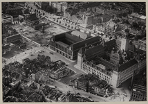 XIV-50-00-04 Luchtopname van het bouwterrein voor het Beursgebouw, met rechts ernaast het postkantoor en het stadhuis ...