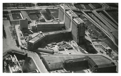 XIX-19-51-1 Luchtopname van het Dijkzigt Ziekenhuis in aanbouw bij de 's-Gravendijkwal en het Dr. Molewaterplein. ...