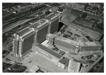 XIX-19-51-2 Luchtopname van het Dijkzigt Ziekenhuis in aanbouw bij de 's-Gravendijkwal (links) en het Dr. ...