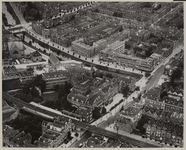 XIX-32-04 Luchtopname van het Eudokia Ziekenhuis aan de Bergweg, met op de voorgrond de spoorlijn Rotterdam ...