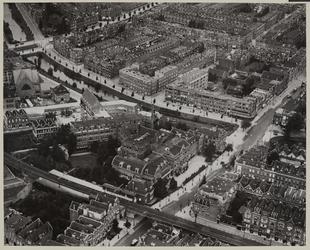 XIX-32-04 Luchtopname van het Eudokia Ziekenhuis aan de Bergweg, met op de voorgrond de spoorlijn Rotterdam ...