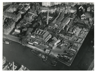 XV-1-03 Luchtopname van de fabriek en terreinen van de N.V. Rotterdamse Soda en Chemicaliënfabriek C. Kortman & Schulte ...