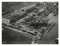 XV-121-00-01 Luchtopname van Burgerhout's Machinefabriek en Scheepswerf aan de Kreekweg (later: Stadionweg), bij de ...