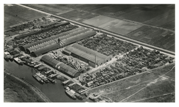 XV-160-03 Luchtopname van de Emballagefabriek van den Bergh aan de Kreekweg (later: Stadionweg). Op de voorgrond een ...