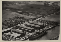 XV-171-06_1 Luchtopname van de loodsen en terreinen van het Scheepsinstallatiebedrijf Nederland aan de Oostdijk, en ...