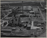 XV-18-00-00-05-25-03 Luchtopname van de fabrieksgebouwen van Imperial Chemical Industries (ICI) aan de Botlekweg, en ...