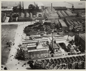 XV-210-01 Luchtopname van de fabriek van de Rotterdamsche Melk Inrichting (R.M.I.) aan de Persoonsdam, op de hoek met ...
