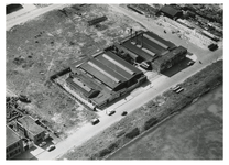 XV-244-01-02 Luchtopname van de fabriek van L. van der Burgh smederij en constructiewerkplaats aan de Thurledeweg op ...