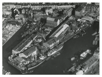 XV-248-03 Luchtopname op de terreinen van Niehuis & Van den Berg's scheepsreparatiebedrijf aan de Waaldijk, op de ...