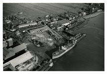 XV-267-00-00-12-1 Luchtopname van de scheepswerf en machinefabriek 'IJsselwerf' aan de IJsseldijk 97 in Capelle aan den ...