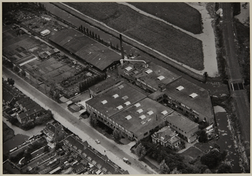 XV-267-00-02 Luchtopname van de panden van Bouman's Meubelfabrieken N.V. aan de IJsselmondselaan in Kralingseveer. Uit ...