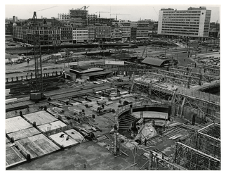 XVII-140-00-02-01 Overzicht van de bouw van de parkeergarage aan het Weena, en op de achtergrond de metrotunnel in ...