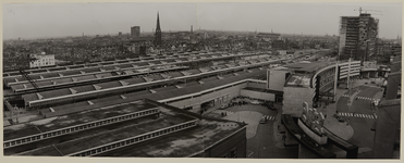 XVII-19-114 Overzicht vanaf het Groothandelsgebouw van de perrons en het stationsgebouw van het nieuwe Centraal Station ...