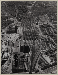 XVII-19-123a Luchtopname van de sporen van het Centraal Station, gezien vanaf de Schiekade (voorgrond) tot aan de wijk ...