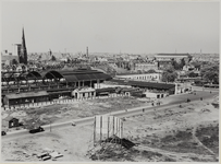 XVII-19-23 Overzicht vanaf het Groothandelsgebouw van het Station Delftse Poort, en rechts het Stationsplein. Verderop ...