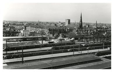 XVII-19-34 Overzicht vanaf het Groothandelsgebouw van het Station Delftsche Poort met het zesde perron in aanbouw, in ...