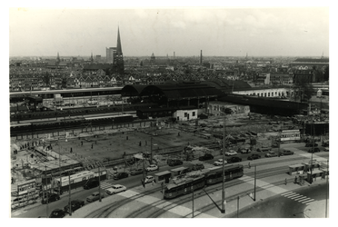 XVII-19-72-01 Overzicht vanaf het Groothandelsgebouw van werkzaamheden voor de bouw van het Centraal station aan het ...