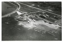 XVII-74-02 Luchtopname van het vliegveld Waalhaven, met links de Waalhaven Oostzijde langs de Waalhaven.