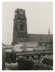 XVIII-105-05 Overzicht van de Sint-Laurenskerk aan het Grotekerkplein en omgeving. Op de voorgrond daken van enkele ...